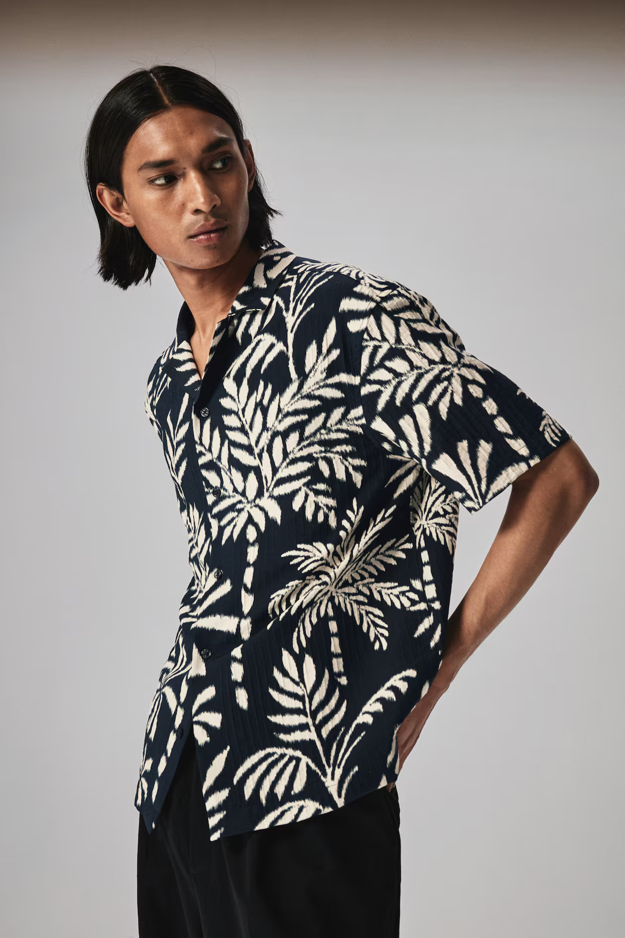 Black/Leaf-patterned